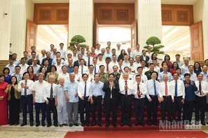 Thủ tướng Chính phủ Phạm Minh Chính và lãnh đạo, nguyên lãnh đạo các cơ quan thông tấn báo chí, các nhà báo lão thành tham dự buổi gặp mặt. (Ảnh: Trần Hải)