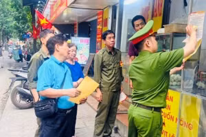 Lực lượng chức năng phường Láng hướng dẫn người dân chấp hành trật tự đô thị.