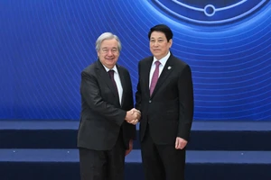 Chủ tịch nước Lương Cường đón Tổng Thư ký Liên hợp quốc tại sự kiện Lễ mở ký Công ước Hà Nội. (Ảnh: XUÂN KỲ-THỦY NGUYÊN)