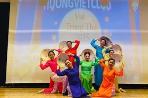 Một tiết mục biểu diễn nghệ thuật trong lễ hội Tết Trung thu của người Việt tại Áo.