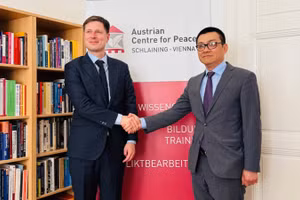 Đại sứ Việt Nam tại Cộng hòa Áo Vũ Lê Thái Hoàng và Giám đốc Trung tâm Hòa bình Áo Tobias Lang.