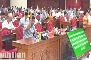 Các đại biểu Hội đồng nhân dân tỉnh Đắk Lắk thông qua chính sách hỗ trợ cán bộ, công chức, viên chức, người lao động đến công tác tại trung tâm hành chính tỉnh và cấp xã sau sắp xếp.