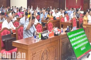 Các đại biểu Hội đồng nhân dân tỉnh Đắk Lắk thông qua chính sách hỗ trợ cán bộ, công chức, viên chức, người lao động đến công tác tại trung tâm hành chính tỉnh và cấp xã sau sắp xếp.