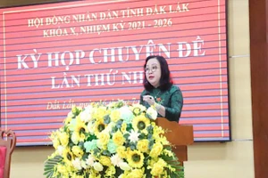 Phó Bí thư Thường trực Tỉnh ủy, Chủ tịch Hội đồng nhân dân tỉnh Đắk Lắk Cao Thị Hòa An phát biểu tại kỳ họp.