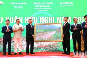 Đại diện lãnh đạo xã Hương Sơn tặng Đoàn đại biểu Du xuân bức tranh về suối Yến trong quần thể di tích Hương Sơn.