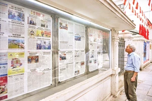 Thói quen đứng... đọc Báo Nhân Dân và những không gian mở