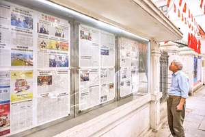 Thói quen đứng... đọc Báo Nhân Dân và những không gian mở