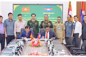 Ban chuyên trách hai tỉnh ký kết biên bản bàn giao, tiếp nhận hài cốt liệt sĩ. (Ảnh: PHƯƠNG VŨ)