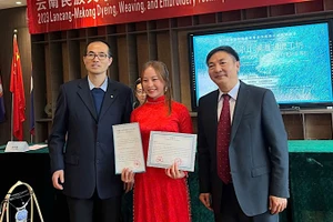 Vàng Thị Dế nhận giấy khen tại "Hội thảo di sản văn hóa phi vật thể Lancang-Mekong" tổ chức ở Trung Quốc năm 2023. (Ảnh: Nhân vật cung cấp)