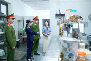 Các lực lượng chức năng tỉnh Lạng Sơn kiểm tra bảo đảm an toàn vệ sinh thực phẩm tại cửa hàng phục vụ ăn uống trên địa bàn phường Đông Kinh.