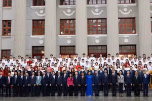 Tổng Bí thư, Chủ tịch nước Tô Lâm và Phu nhân cùng các đại biểu chụp ảnh lưu niệm tại Di tích Khu học xá Trung ương, Nam Ninh (Trung Quốc). (Ảnh: Thống Nhất/TTXVN)