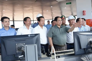 Thủ tướng Phạm Minh Chính kiểm tra, thị sát Tháp không lưu Cảng Hàng không quốc tế Long Thành trước thời điểm khánh thành.