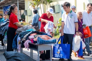 Đội ngũ nhân viên Tiger Beer trao tặng những phần quà ý nghĩa đến người dân có hoàn cảnh khó khăn tại nhiều tỉnh, thành phố trên cả nước.