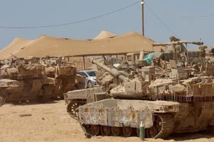 Xe quân sự Israel được triển khai gần biên giới với Dải Gaza. (Ảnh: THX/TTXVN)