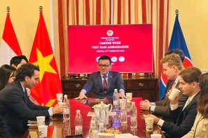 Quang cảnh buổi đối thoại “Cà-phê với Đại sứ”.