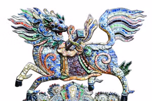 Bình phong long mã, đình làng Kim Long do các nghệ nhân Huế tạo tác bằng kỹ thuật khảm sành sứ.