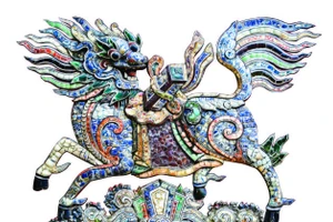 Bình phong long mã, đình làng Kim Long do các nghệ nhân Huế tạo tác bằng kỹ thuật khảm sành sứ.