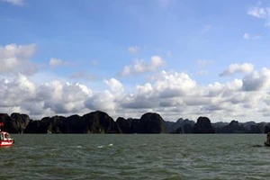 Các xuồng thuộc Phòng Cảnh sát Phòng cháy, chữa cháy và Cứu nạn, cứu hộ (Công an tỉnh Quảng Ninh) tham gia tìm kiếm khu vực trên vịnh Hạ Long. (Ảnh minh họa, nguồn: TTXVN)