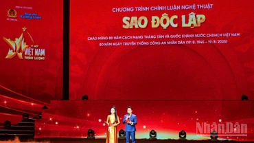 Quang cảnh Chương trình chính luận nghệ thuật "Sao Độc lập". (Ảnh: BẢO LONG)