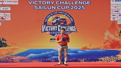 Phó Tổng Biên tập Báo Khánh Hòa Trần Minh Thảo phát biểu khai mạc Giải đua xe thể thao và địa hình Victory Challenge Sailun Cup 2025. (Ảnh: CTV) 