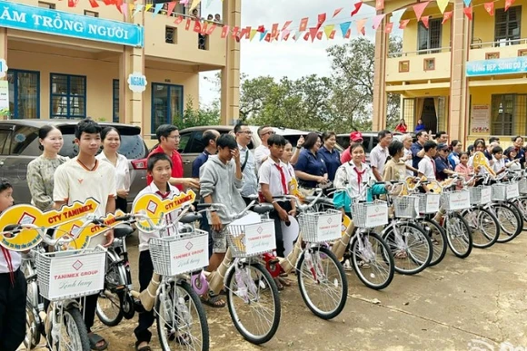 Các em học sinh nghèo, hiếu học ở xã Đắk Ơ và xã Bù Gia Mập được tặng xe đạp tiếp sức đến trường.