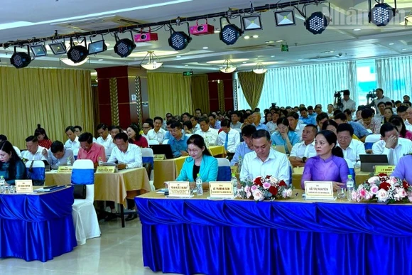 Các đại biểu dự hội nghị tổng kết chương trình Đầu tư phát triển mạng lưới y tế cơ sở vùng khó khăn.