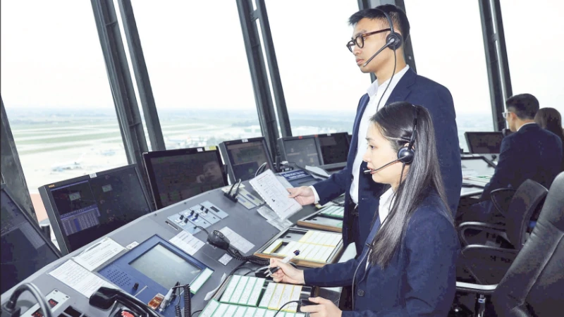 Kiểm soát viên không lưu: 'Cái đầu lạnh' đảm bảo an toàn bay dịp Tết