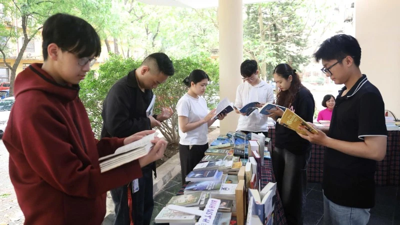 Triển lãm sách khoa học chào mừng Ngày Sách và Văn hóa đọc Việt Nam