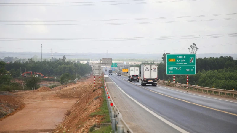 Tuyến cao tốc Cam Lộ-La Sơn giảm tốc độ toàn tuyến xuống 50km/h vì lý do an toàn