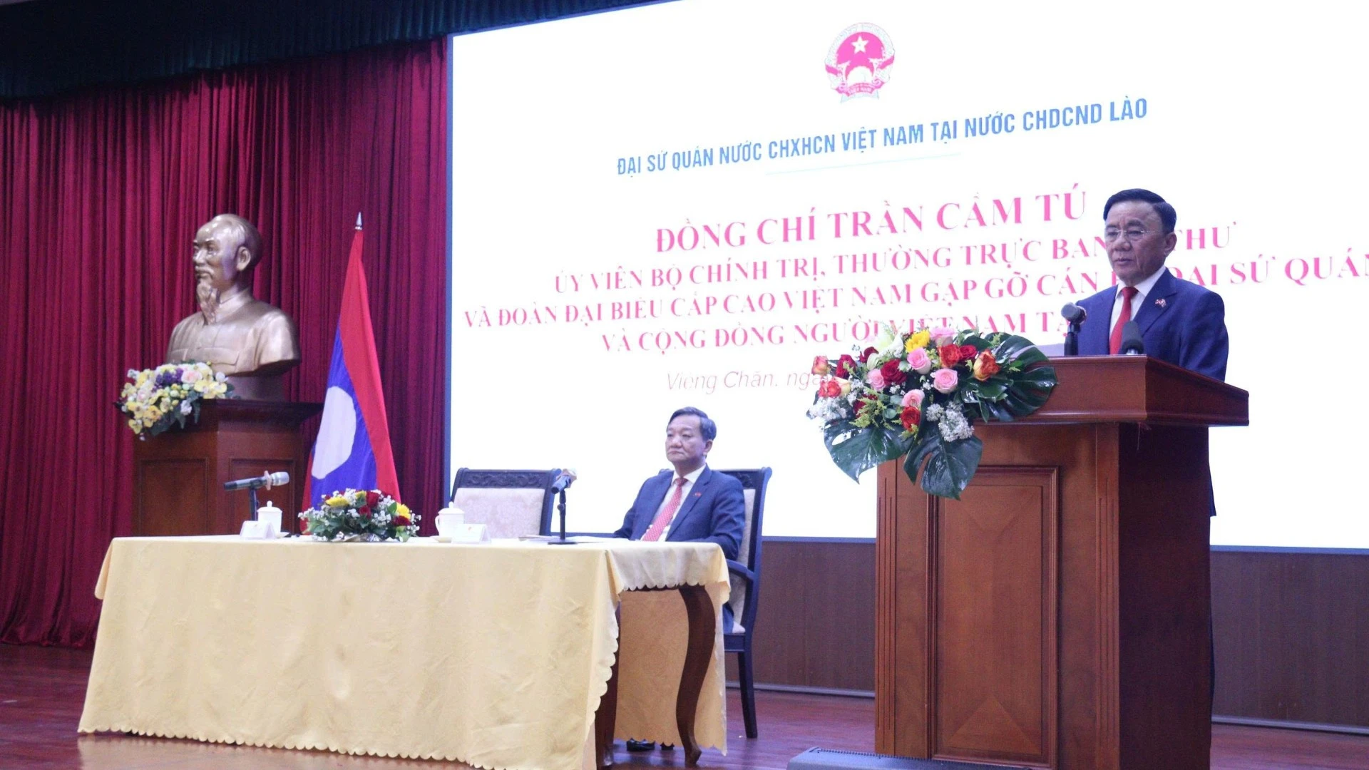 Lãnh đạo Đảng gặp gỡ cộng đồng người Việt tại Lào, thúc đẩy quan hệ gắn kết chiến lược