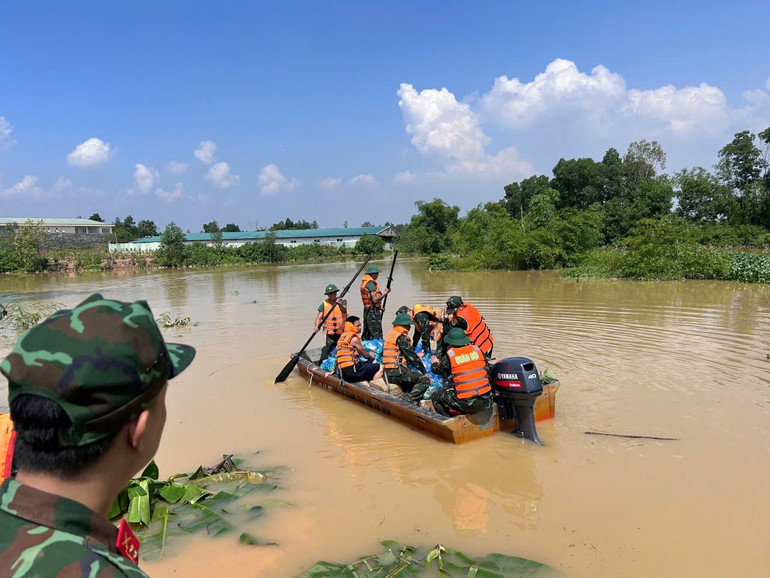 Cán bộ, chiến sĩ Bộ Tư lệnh Thủ đô Hà Nội vận chuyển hàng cứu trợ tới bà con bị cô lập do mưa lũ tại xã Trung Giã, Thành phố Hà Nội. 70844.jpg