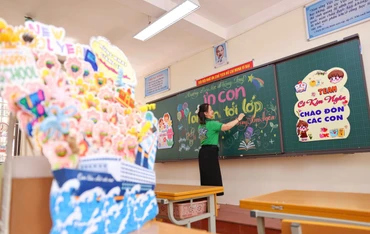 Không gian lớp học được trang trí vui tươi, thân thiện, sẵn sàng chào đón học sinh