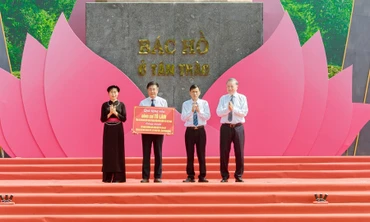 Tổng Bí thư Tô Lâm trao tượng trưng kinh phí xây dựng Trường phổ thông nội trú liên cấp tiểu học & THCS xã Thanh Thủy. (Ảnh: Bộ Giáo dục và Đào tạo)