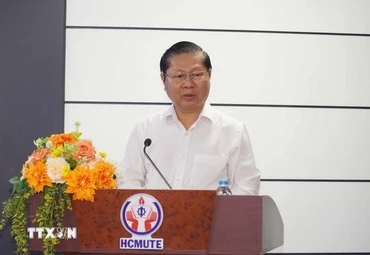Thứ trưởng Bộ Giáo dục và Đào tạo Lê Tấn Dũng phát biểu tại hội thảo. (Ảnh:TTXVN)