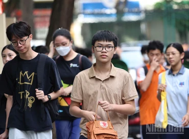 Thí sinh tham dự Kỳ thi vào lớp 10 Trường THCS và THPT Nguyễn Tất Thành năm học 2025-2026, sáng 14/6. 
