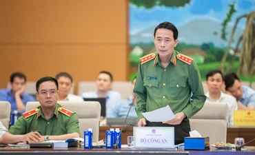 Thượng tướng Lê Quốc Hùng, Thứ trưởng Bộ Công an cùng đồng chí Thiếu tướng Phạm Công Nguyên, Cục trưởng V03 thẩm tra Bộ luật hình sự tại phiên họp toàn thể lần thứ 3 của Uỷ ban Pháp luật và tư pháp, năm 2025