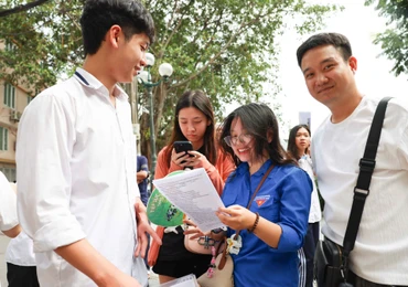 Thí sinh phấn khởi ra khỏi điểm thi sau bài thi môn Ngoại ngữ chiều 7/6 (Ảnh: ĐẠI THẮNG)