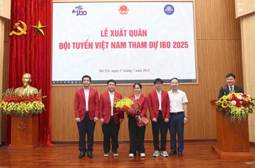 Bốn học sinh Đội tuyển quốc gia Việt Nam dự thi Olympic Sinh học quốc tế (IBO) năm 2025 cùng Phó Cục trưởng Cục Quản lý chất lượng, Bộ Giáo dục và Đào tạo tại buổi lễ xuất quân (Ảnh: Trường đại học Sư phạm Hà Nội)