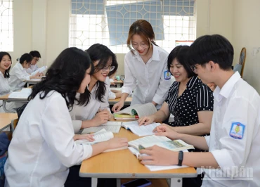 Thầy trò Trường THPT Nguyễn Gia Thiều. (Ảnh: THẾ ĐẠI)
