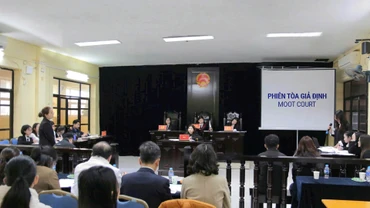 Sinh viên ngành Luật Trường đại học Mở Hà Nội trong giờ thực hành diễn án.