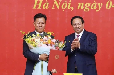 Thủ tướng Phạm Minh Chính trao Quyết định điều động, bổ nhiệm GS,TS Lê Quân, Giám đốc Đại học Quốc gia Hà Nội, giữ chức Thứ trưởng Giáo dục và Đào tạo. (Ảnh: TTXVN)