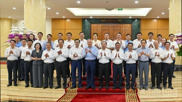 Thường trực Ban Bí thư Trần Cẩm Tú và các đại biểu cùng các đồng chí trong Ban Thường vụ Tỉnh ủy Hà Tĩnh.