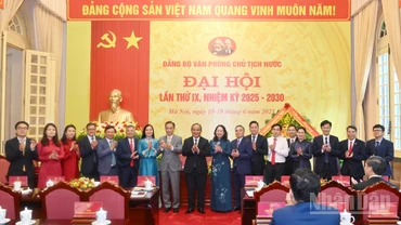 Chánh Văn phòng Trung ương Đảng Lê Hoài Trung và Phó Chủ tịch nước Võ Thị Ánh Xuân chúc mừng Ban Chấp hành Đảng bộ Văn phòng Chủ tịch nước, khóa IX, nhiệm kỳ 2025-2030.