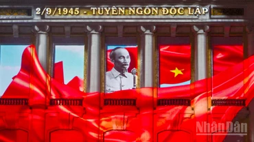 Khoảnh khắc tái hiện ngày 2/9/1945, tại Quảng trường Ba Đình, Hà Nội, Chủ tịch Hồ Chí Minh đã đọc bản Tuyên ngôn Độc lập, khai sinh nước Việt Nam Dân chủ Cộng hòa.