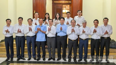 Chủ tịch nước Lương Cường và các đại biểu cùng các đồng chí trong Ban Thường vụ Tỉnh ủy Cao Bằng tại buổi làm việc.