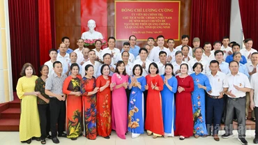Chủ tịch nước Lương Cường cùng các đại biểu và đảng viên Chi bộ thôn Quảng Chính 6 tại buổi sinh hoạt chuyên đề.