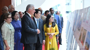 Chủ tịch nước Lương Cường và Phu nhân cùng Bí thư Thứ nhất, Chủ tịch nước Cộng hòa Cuba Miguel Diaz Canel Bermudez và Phu nhân tham quan triển lãm ảnh tại lễ kỷ niệm.