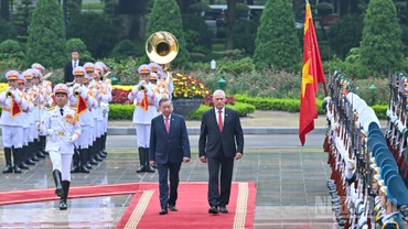 Tổng Bí thư Tô Lâm và Bí thư Thứ nhất, Chủ tịch nước Cuba Miguel Diaz-Canel Bermudez duyệt Đội Danh dự Quân đội nhân dân Việt Nam.