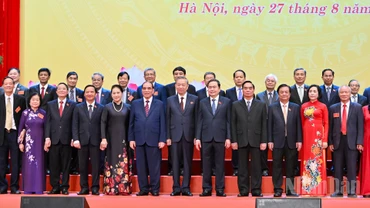 Tổng Bí thư Tô Lâm cùng các đồng chí lãnh đạo, nguyên lãnh đạo Đảng, Nhà nước và các đại biểu tại buổi gặp mặt.