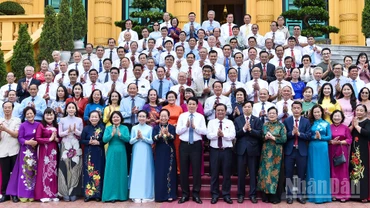 Chủ tịch nước Lương Cường với các đại biểu tại buổi gặp mặt.